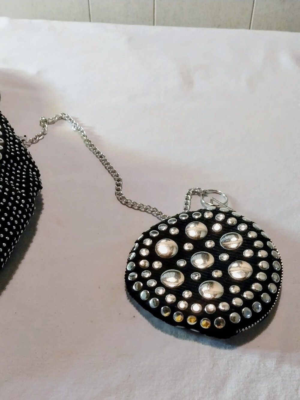 Mid century round flat handbag with big silver metal sequins. - Picture 3 of 12